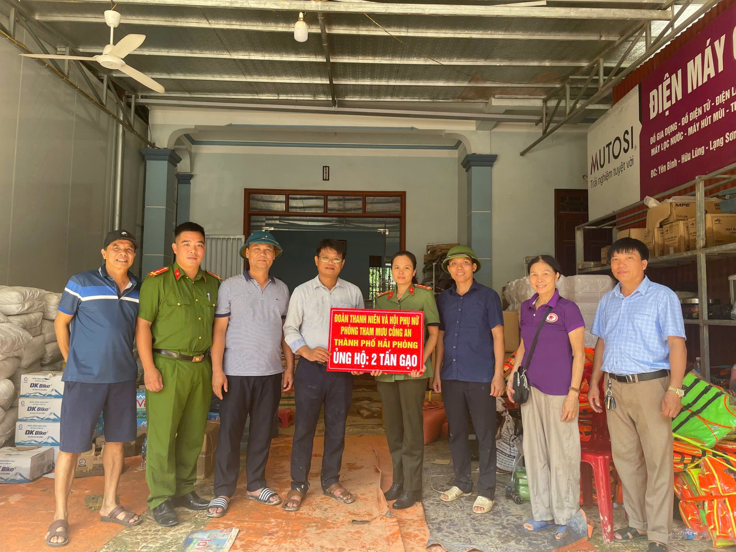 Đoàn thanh niên, Hội phụ nữ Phòng Tham mưu phối hợp trao quà hỗ trợ nhân dân vùng lũ tỉnh Lạng Sơn